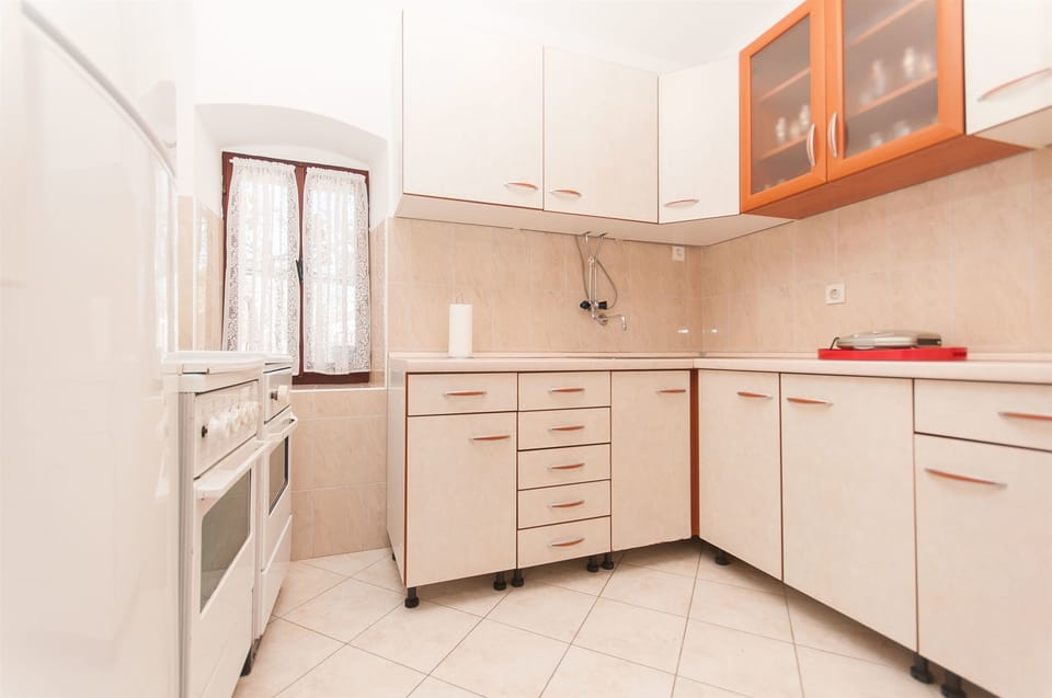 Private kitchen | Fridge, oven, stovetop, espresso maker