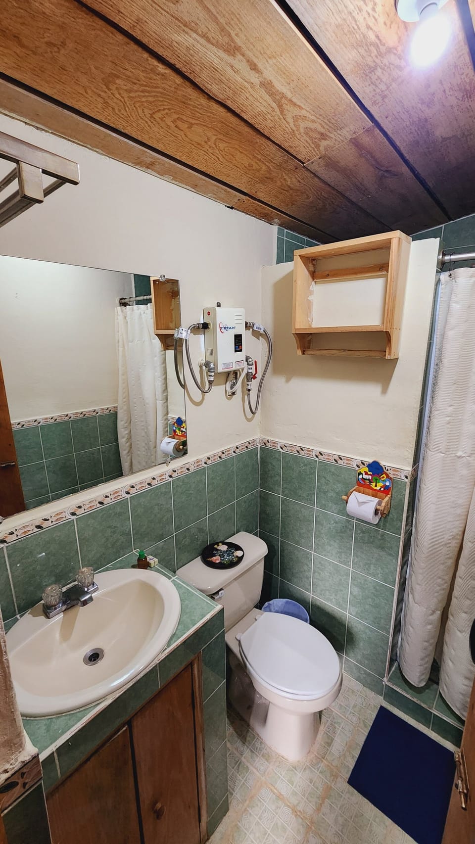 Honeymoon Cabin | Bathroom | Shower, towels
