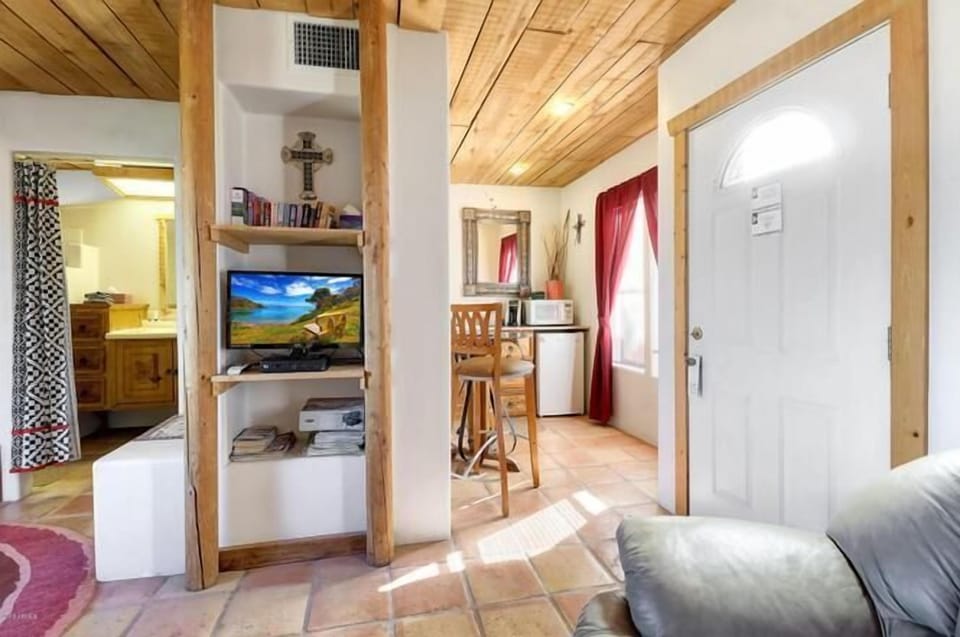 Deluxe Room | Living area | Flat-screen TV