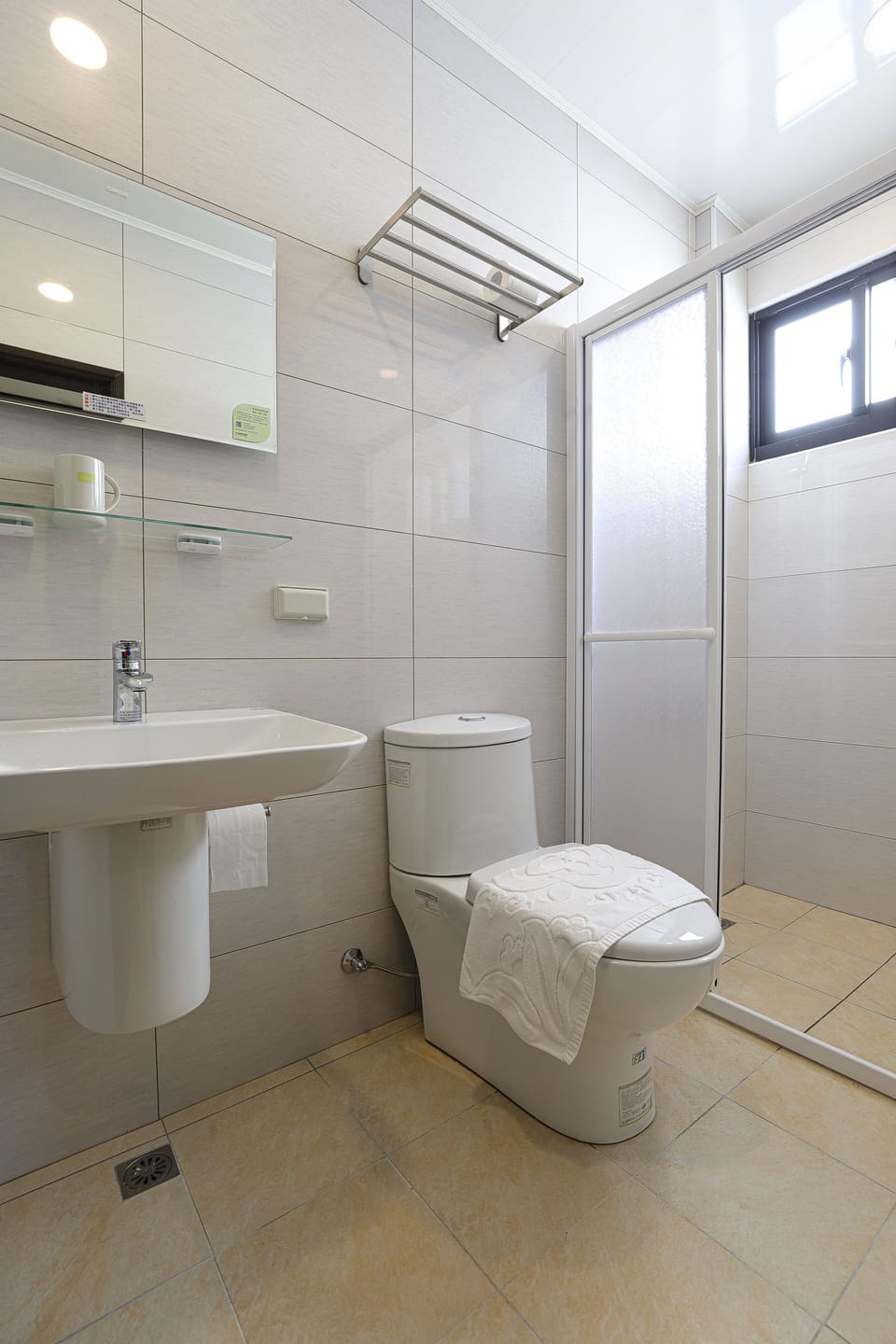 AB 202 | Bathroom | Shower, hair dryer, slippers, towels