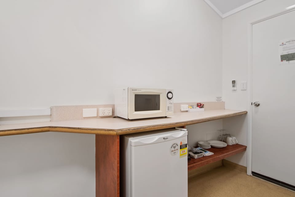 Economy Studio Room | Private kitchenette | Fridge, microwave, cookware/dishes/utensils