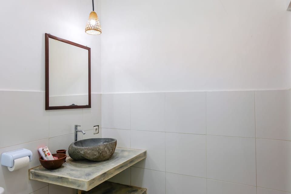 Deluxe Double Room | Bathroom | Shower, bidet, towels