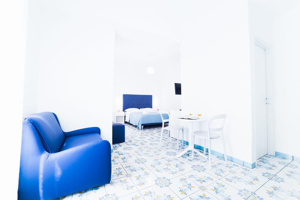 Family Room | Frette Italian sheets, premium bedding, in-room safe, desk