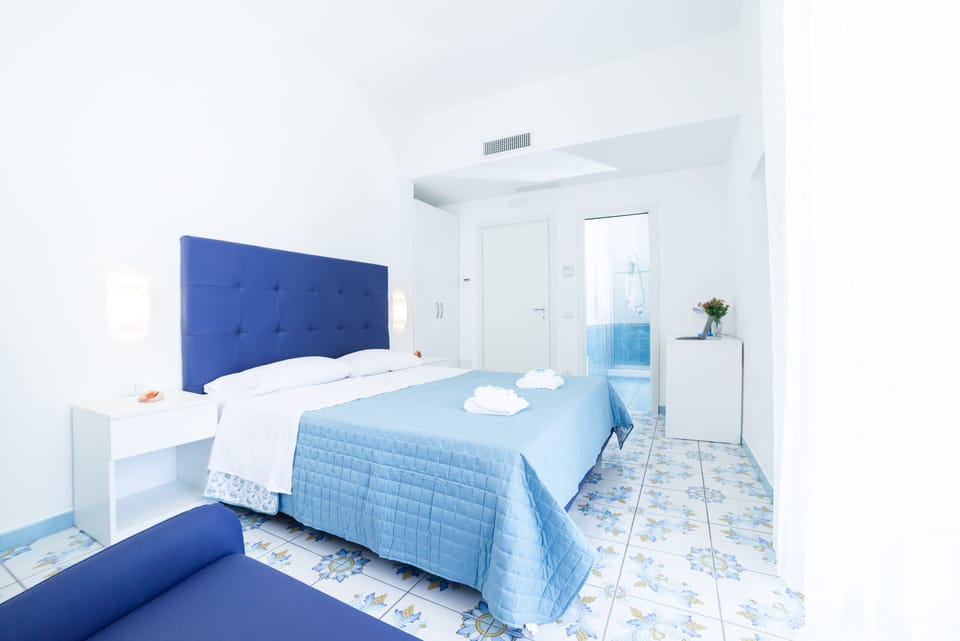 Family Room | Frette Italian sheets, premium bedding, in-room safe, desk