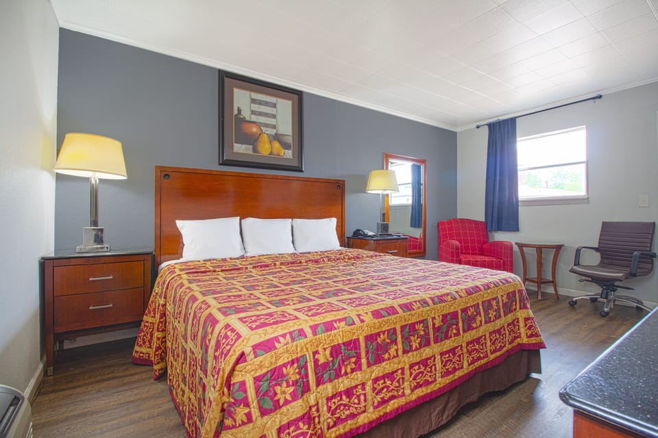 1 bedroom, desk, bed sheets