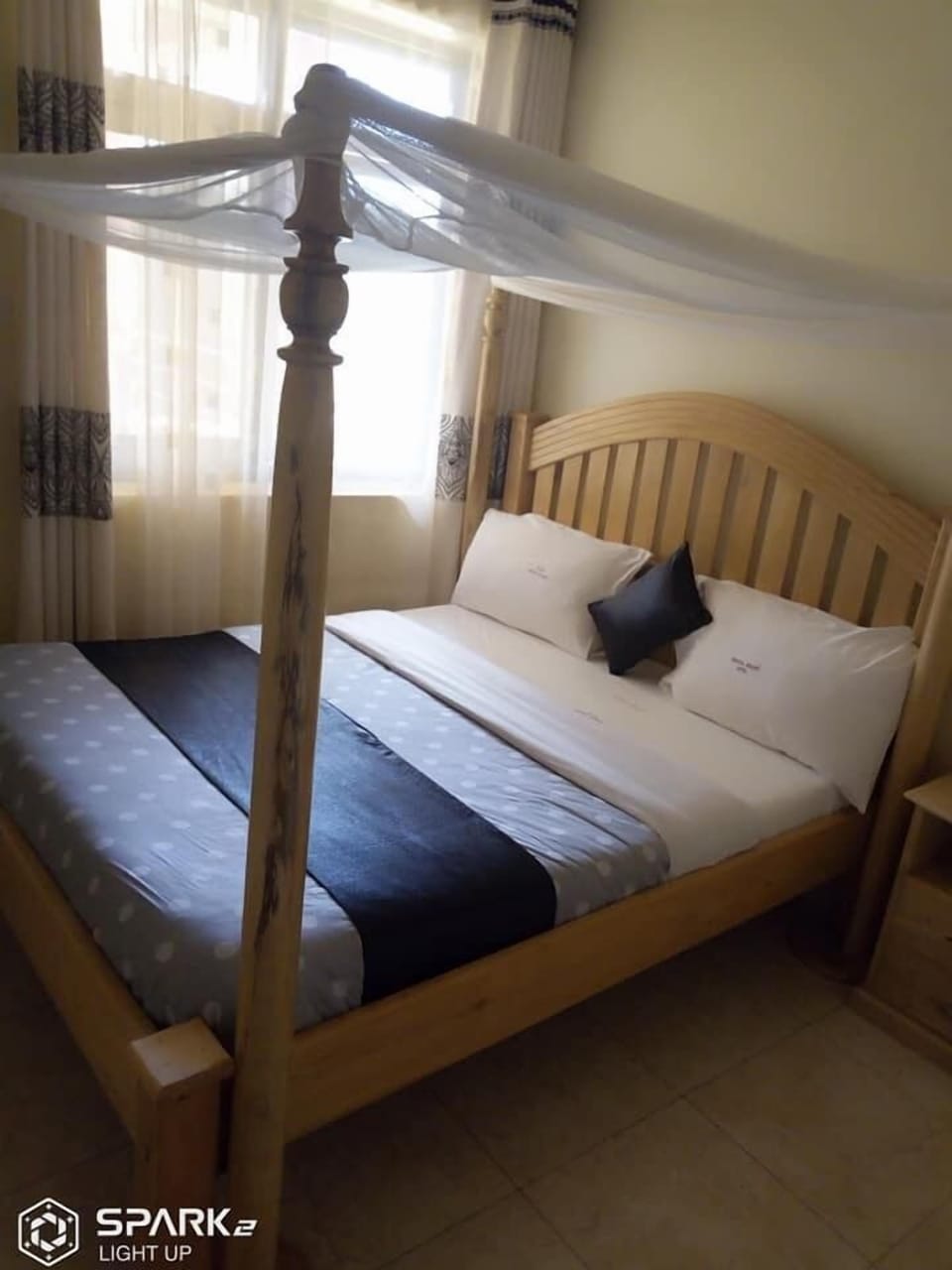 Single Room | Desk, laptop workspace, blackout drapes, soundproofing