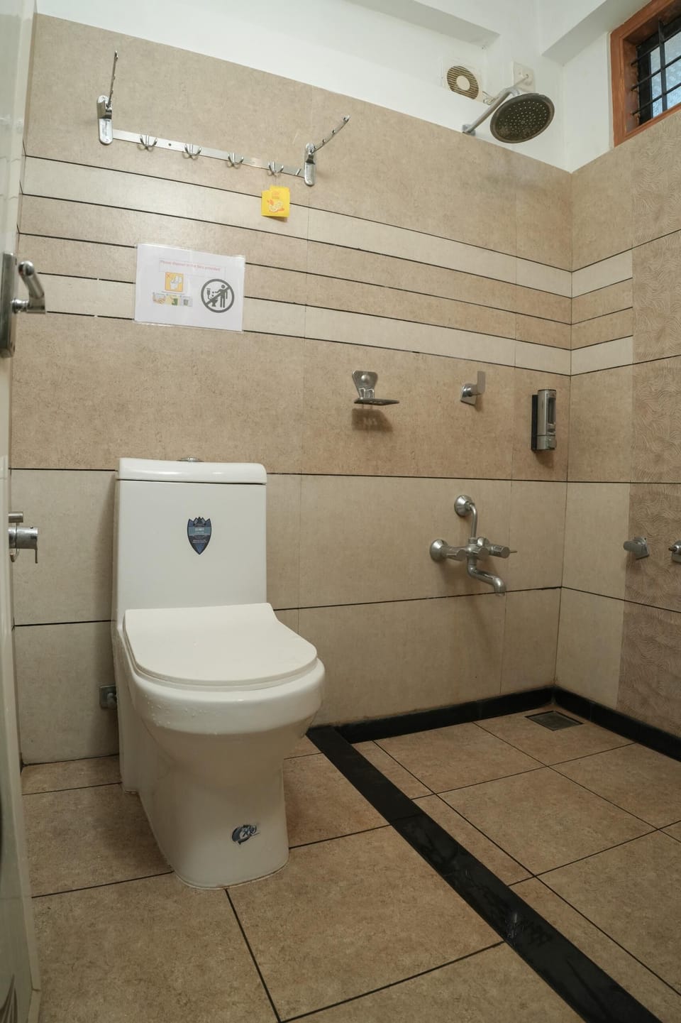 Superior Room | Bathroom | Shower, hydromassage showerhead, towels, soap