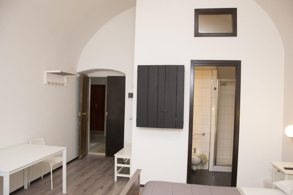 1 bedroom, desk, soundproofing, free cribs/infant beds