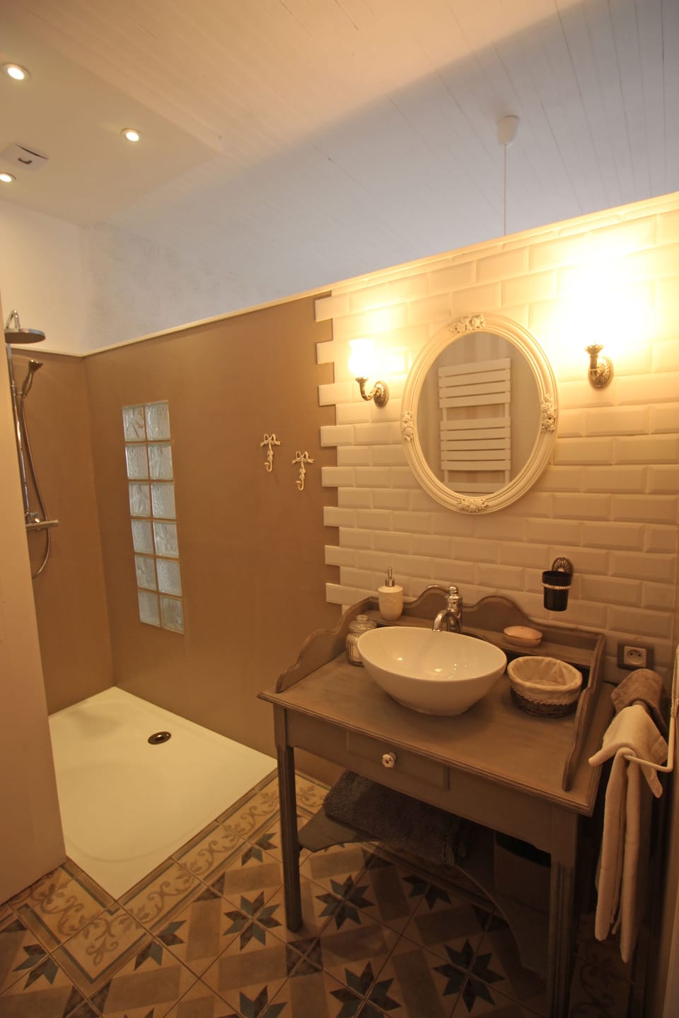 Family Suite | Bathroom | Shower, bathrobes, towels