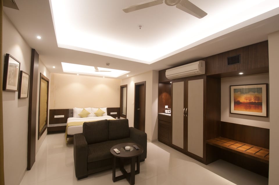 Premium Room | Minibar, in-room safe, soundproofing, iron/ironing board