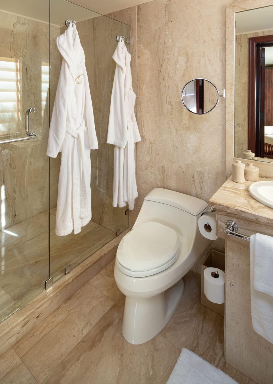 Combined shower/tub, rainfall showerhead, free toiletries, hair dryer