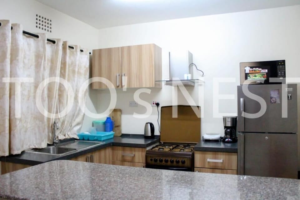 Full-size fridge, microwave, oven, stovetop