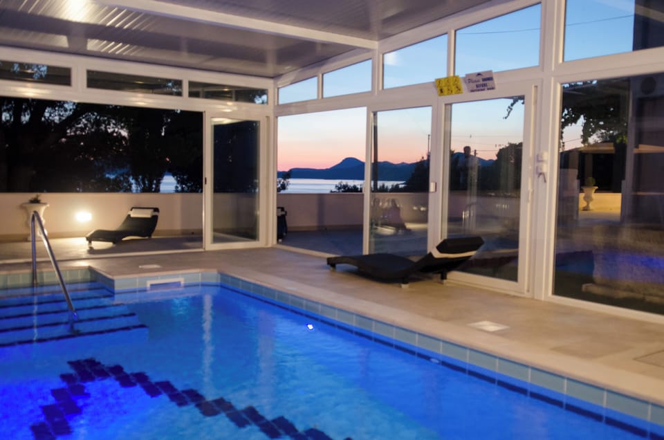 Indoor pool, sun loungers