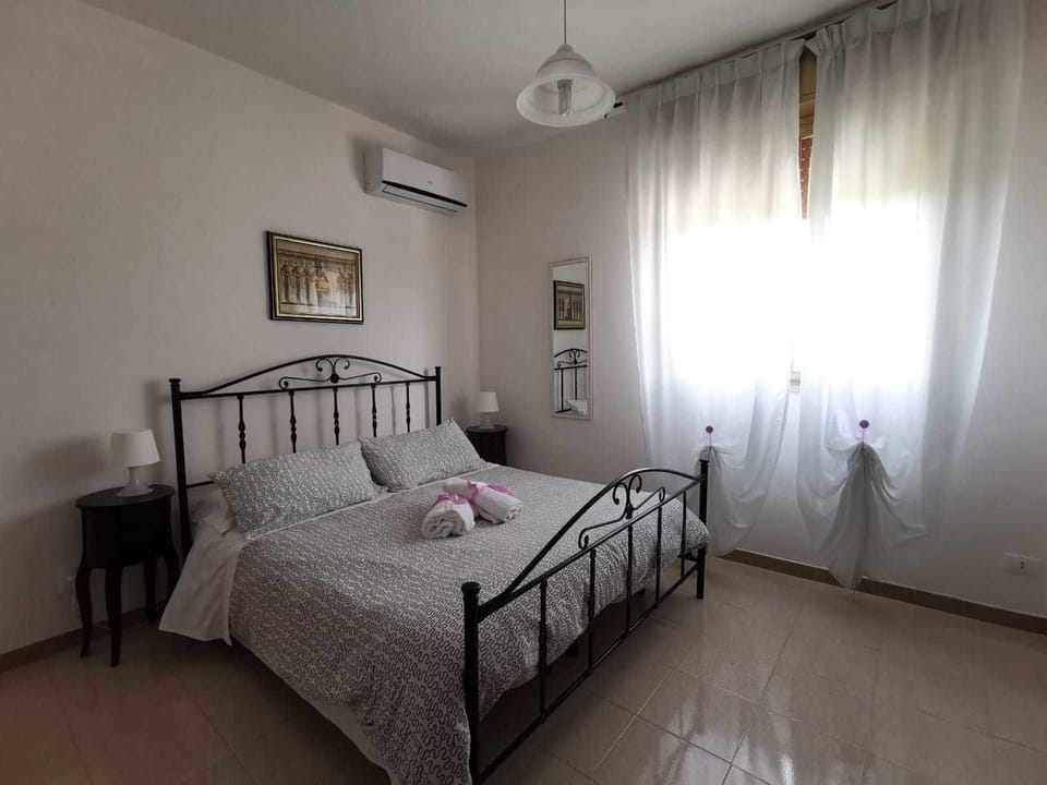 Double Room | Desk, bed sheets