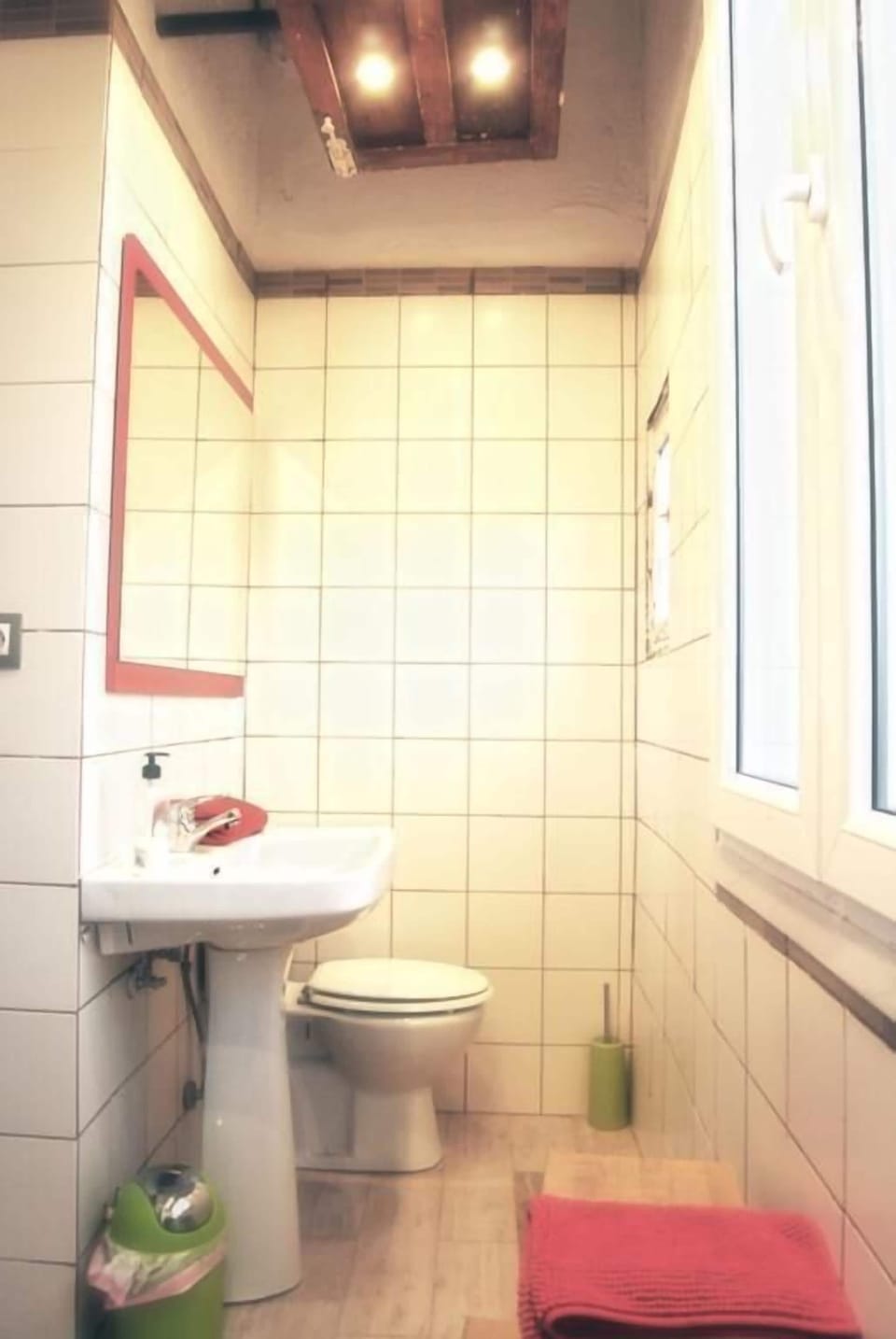 Double Room | Bathroom | Towels, soap, shampoo, toilet paper