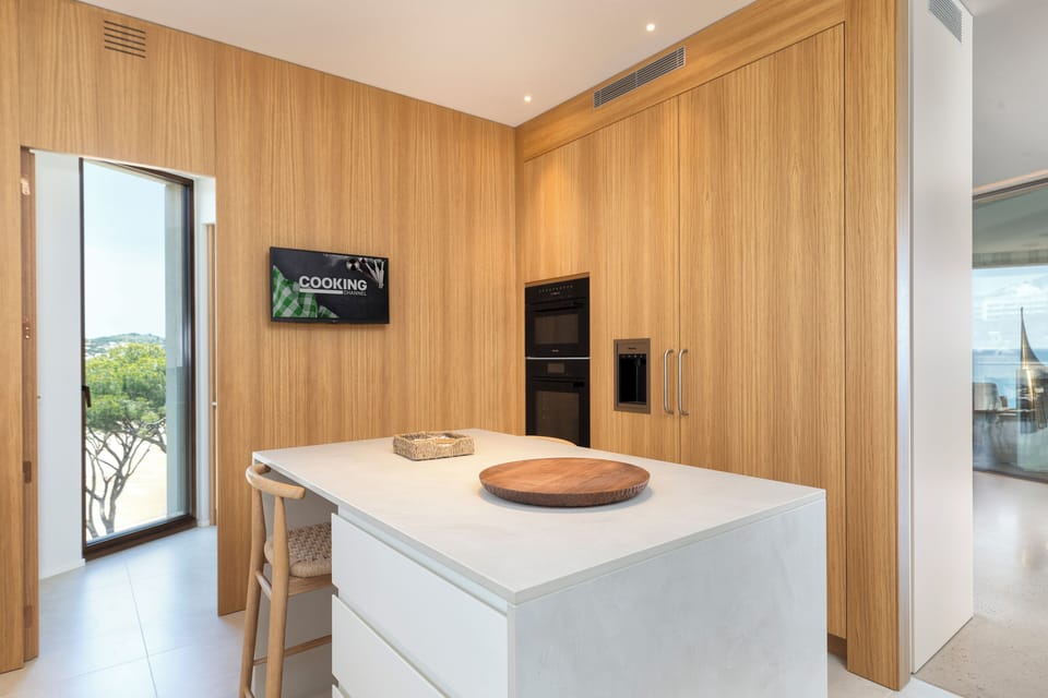 Two-Bedroom Apartment with Balcony and Sea View | Private kitchen | Shared fridge, microwave