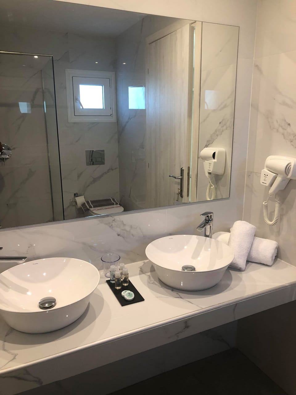 Family Room | Bathroom | Shower, rainfall showerhead, hair dryer, slippers