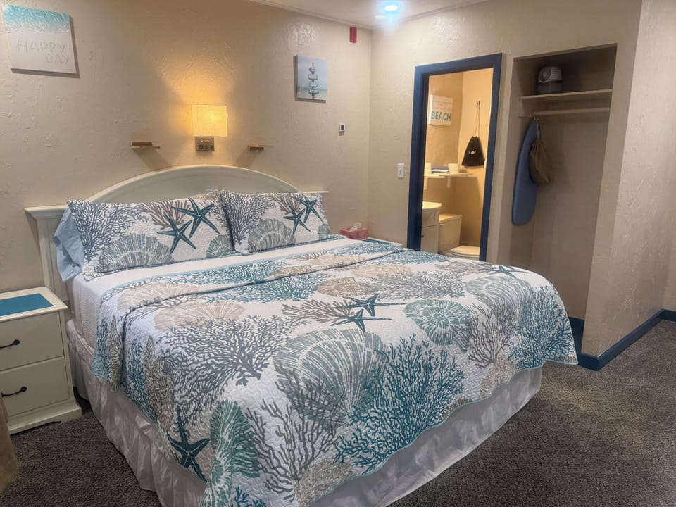 Standard Room, 1 King Bed | 1 bedroom, premium bedding, in-room safe, individually decorated