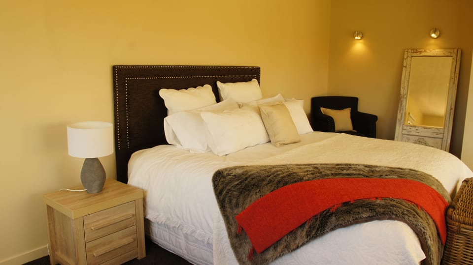 Superior King Room (Luxury Oak Room) | Blackout drapes, iron/ironing board, WiFi (free), individually decorated