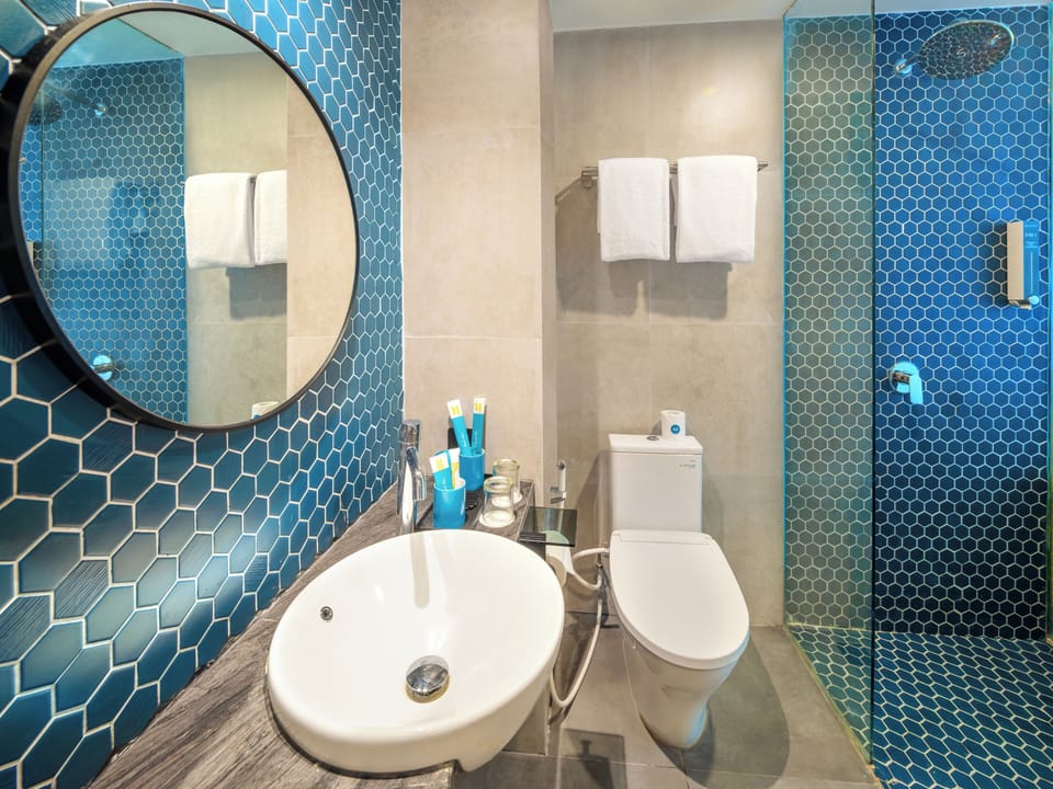 Superior Twin Room | Bathroom | Shower, free toiletries, slippers, towels