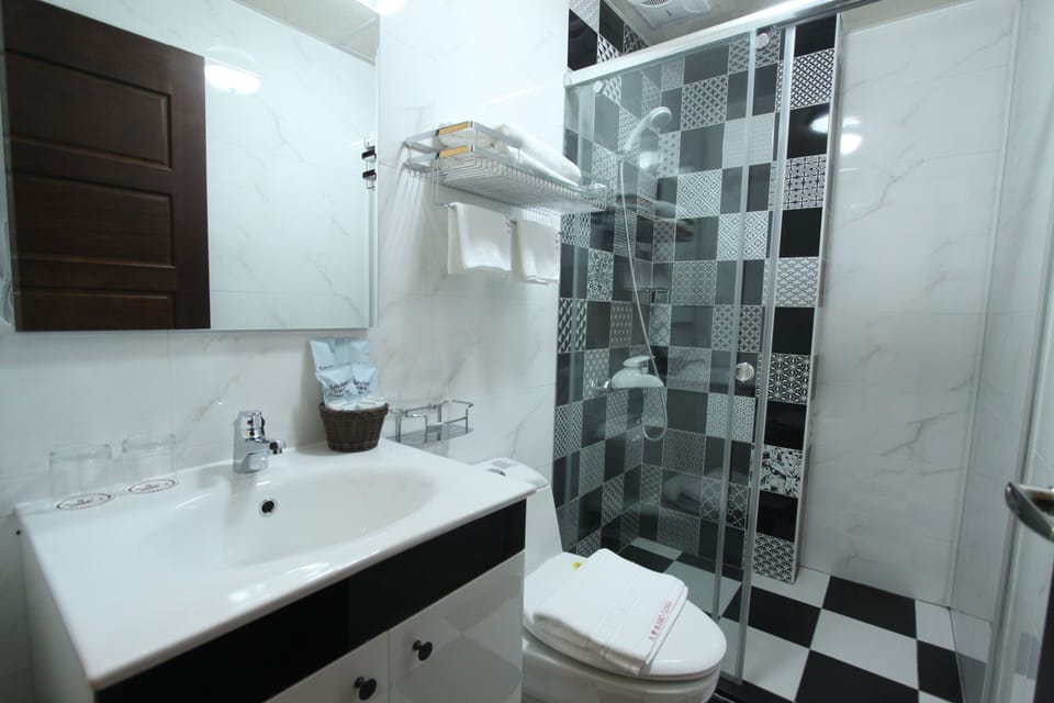 Standard Double Room | Bathroom | Shower, rainfall showerhead, free toiletries, hair dryer
