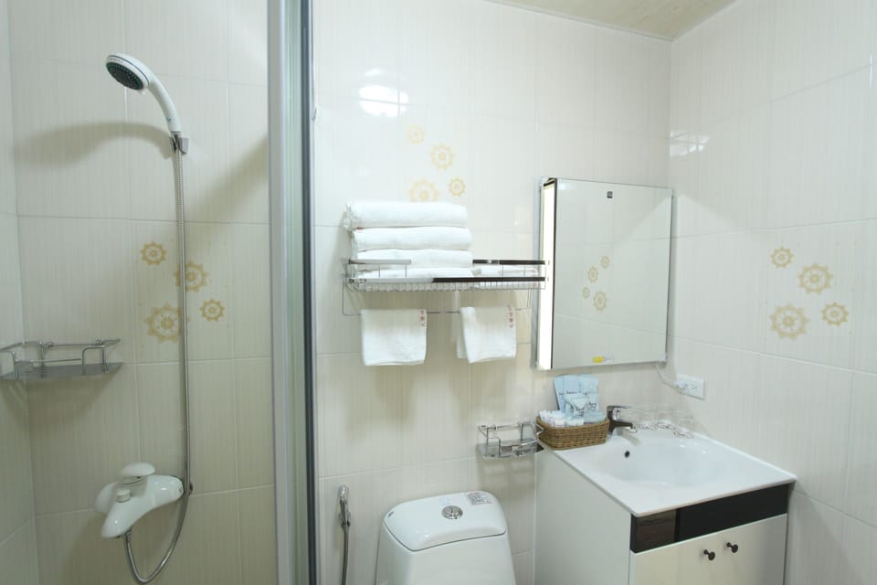 Quadruple Room | Bathroom | Shower, rainfall showerhead, free toiletries, hair dryer