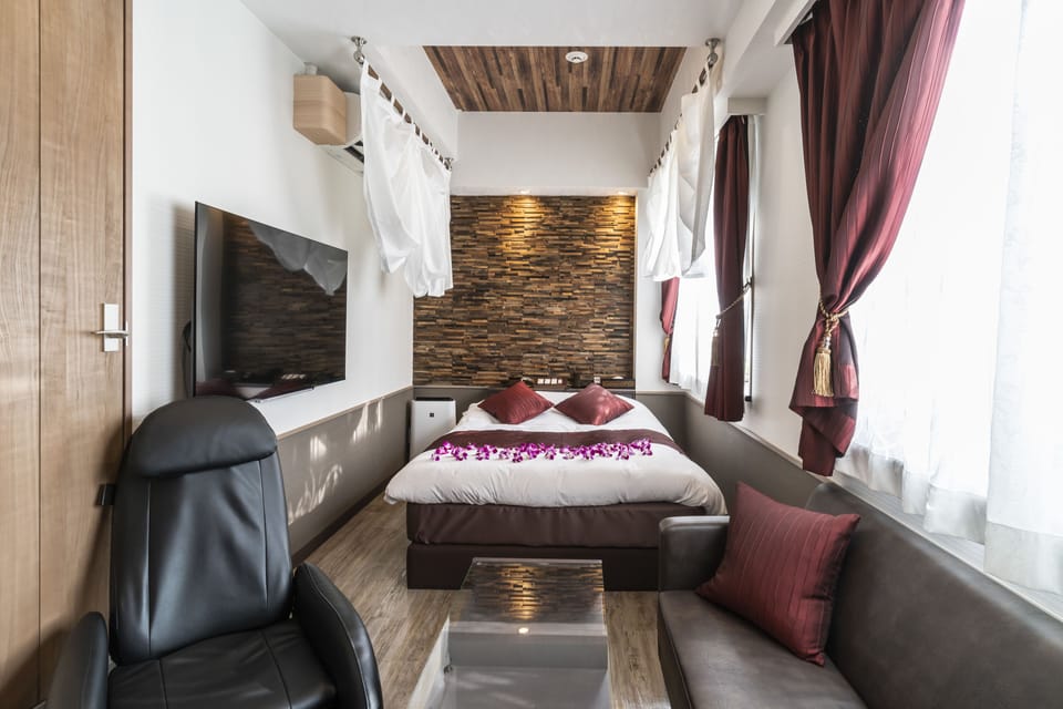 Blackout drapes, soundproofing, free WiFi, bed sheets