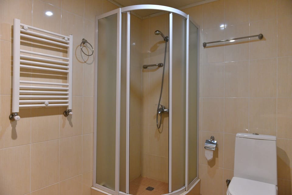 Junior Suite | Bathroom | Free toiletries, hair dryer, slippers, towels