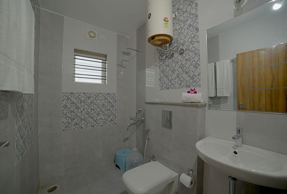 Shower, rainfall showerhead, free toiletries, hair dryer