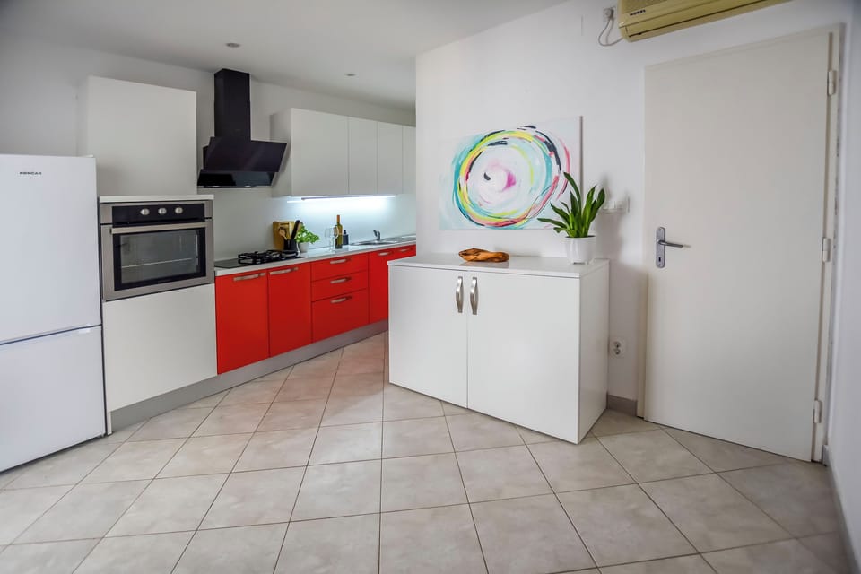 Fridge, stovetop