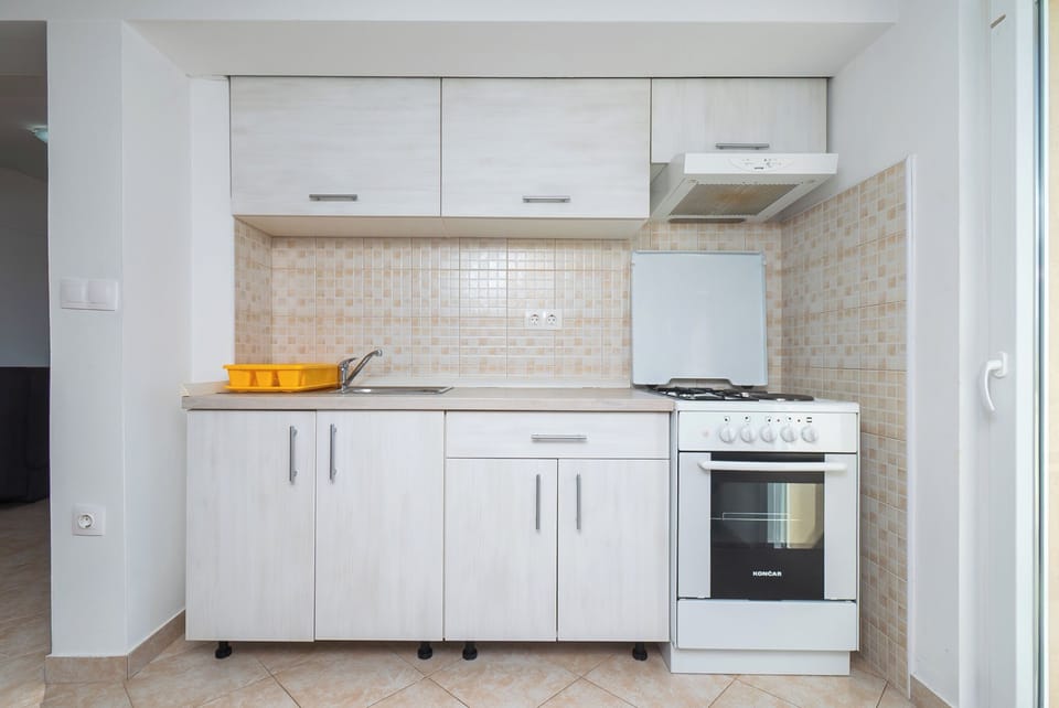 Apartment (A1) | Private kitchen | Fridge, microwave, oven, stovetop