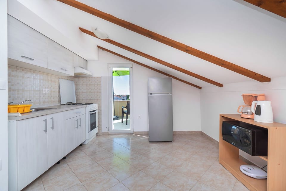 Apartment (A1) | Private kitchen | Fridge, microwave, oven, stovetop