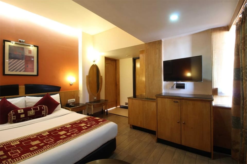 Deluxe Room | In-room safe, desk