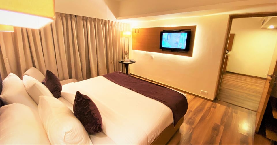 Suite | Minibar, in-room safe, desk, blackout drapes