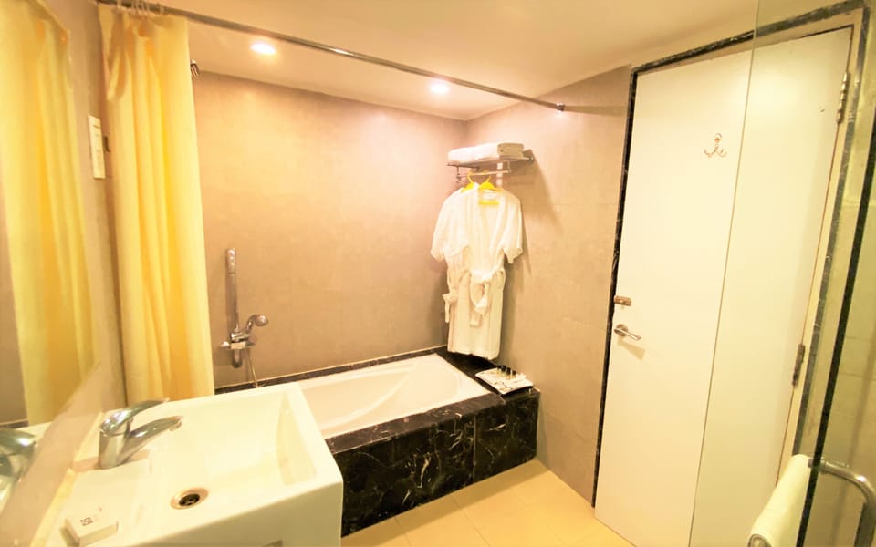 Suite | Bathroom | Shower, free toiletries, hair dryer, bidet
