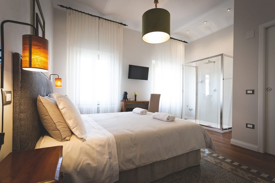 Deluxe Room | Free minibar, individually decorated, individually furnished, desk