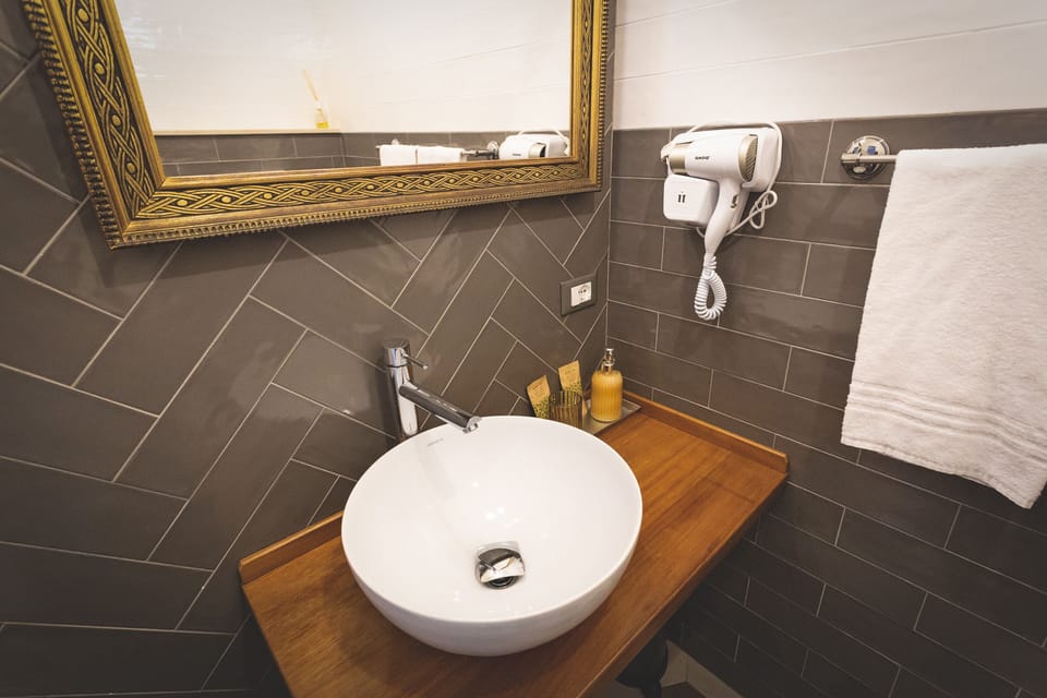 Deluxe Room | Bathroom sink