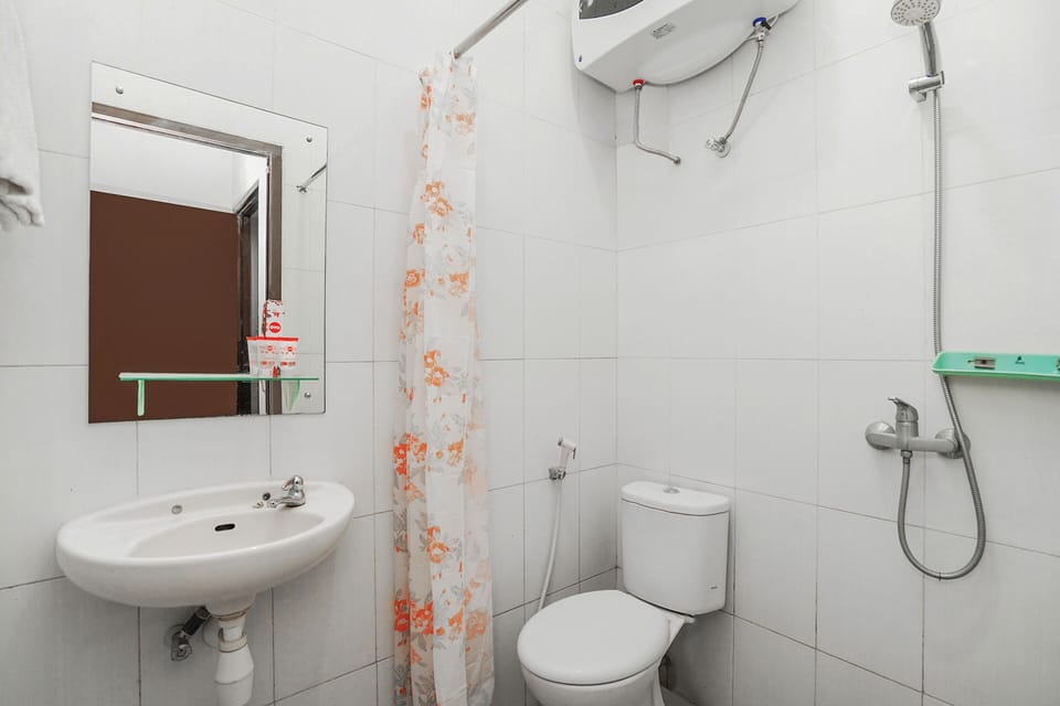 Standard Twin Room | Bathroom | Shower, towels
