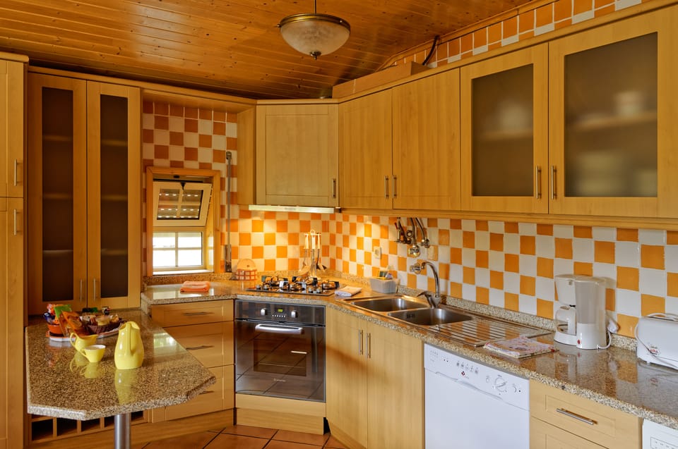 Full-size fridge, microwave, oven, stovetop