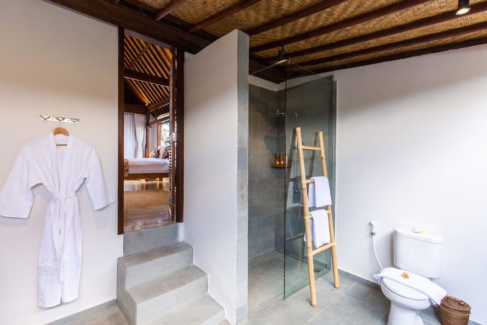 Superior Double or Twin Room, 1 Bedroom, Sea View | Bathroom | Shower, hair dryer, bathrobes, slippers