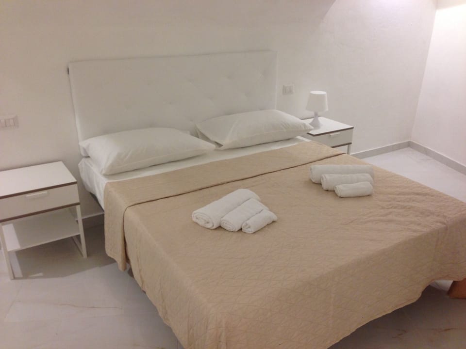 Deluxe Room | In-room safe, blackout drapes, soundproofing, rollaway beds
