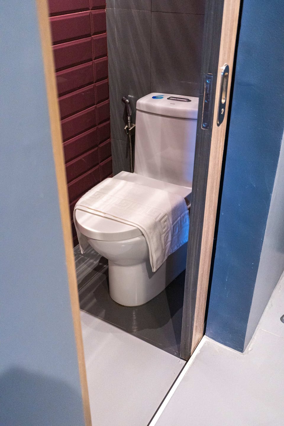 Shower, free toiletries, hair dryer, bidet
