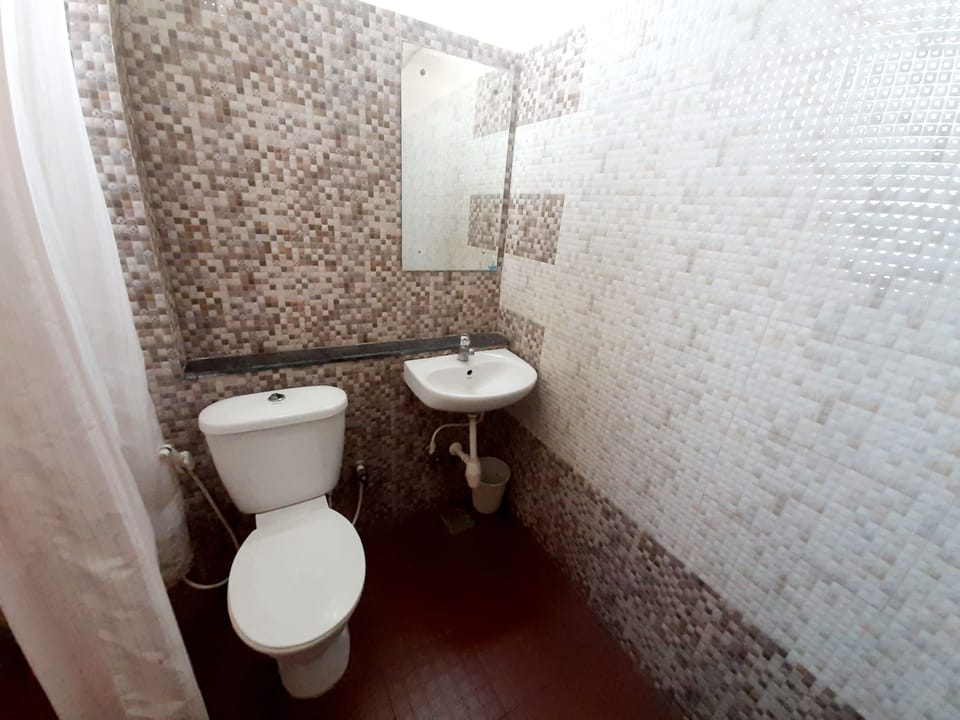 Shower, free toiletries, slippers, towels