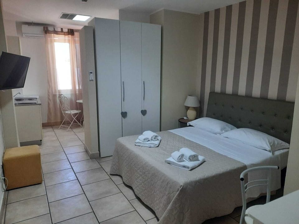 Double Room Single Use | Frette Italian sheets, premium bedding, down comforters, minibar