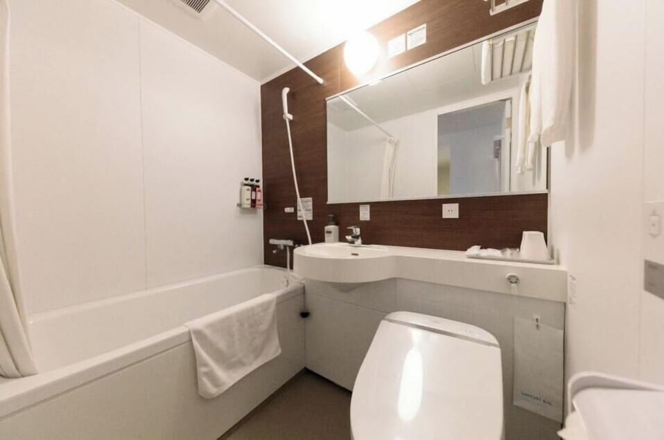 Combined shower/tub, free toiletries, hair dryer, slippers