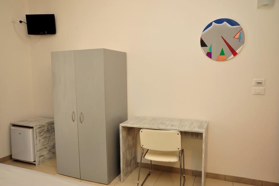 In-room safe, desk, bed sheets