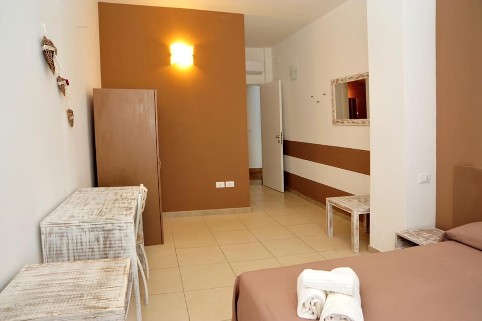 In-room safe, desk, bed sheets
