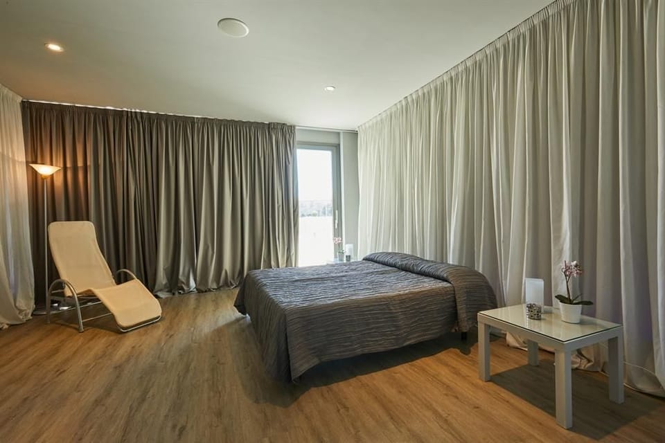 Suite | In-room safe, desk, blackout drapes, soundproofing