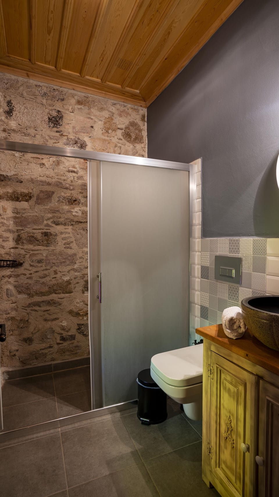 Standard Room | Bathroom | Shower, free toiletries, hair dryer, slippers