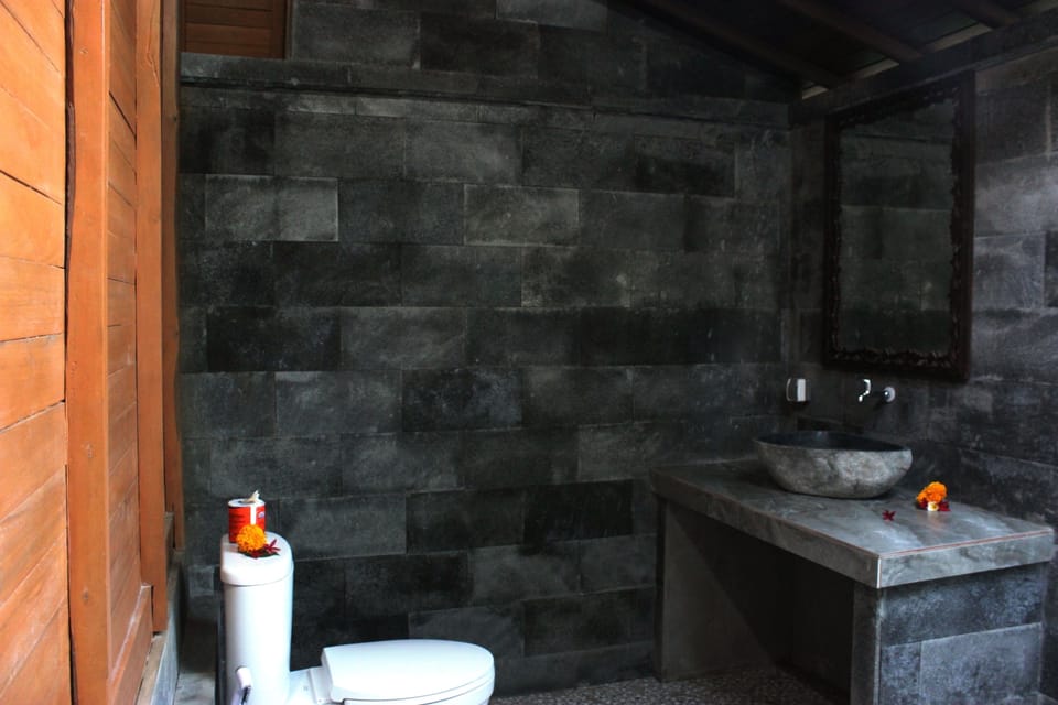 Deluxe Bungalow | Bathroom | Shower, bidet, towels, soap